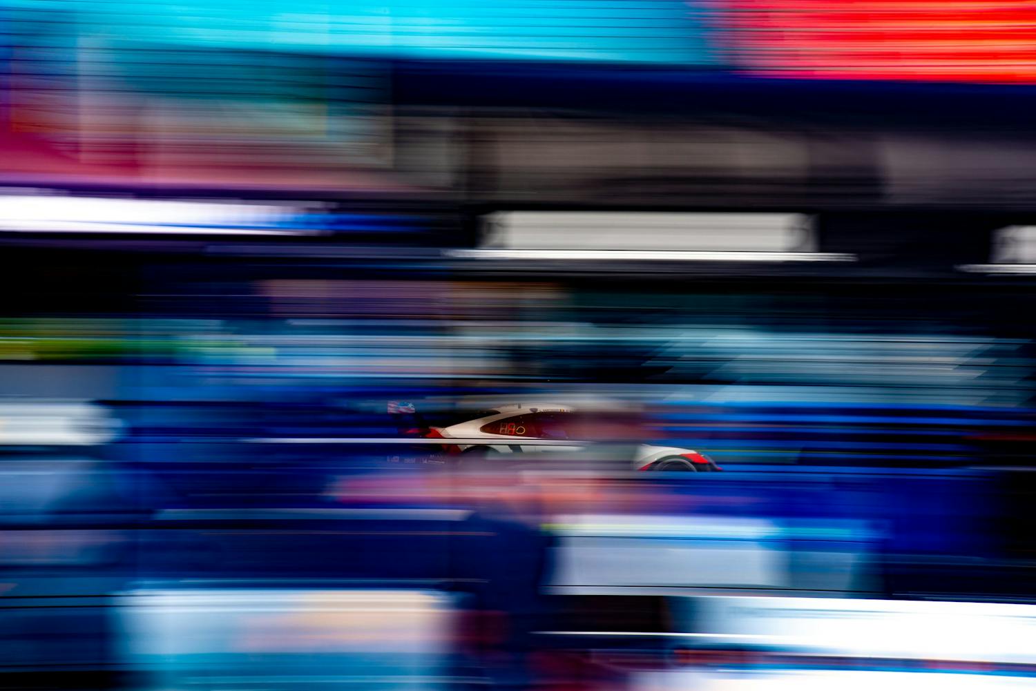 Panorointi kilpa-auto vauhdissa